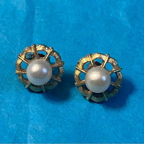 Vintage gold tone and pearl circular design earrings - Picture 1 of 2